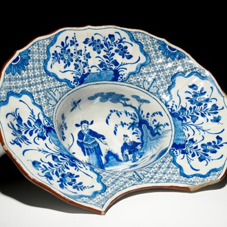 Un plat à barbe en faïence de Delft bleu et blanc à décor chinoiserie, 18ème